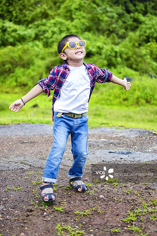 四岁男孩大自然享新鲜空气图片素材
