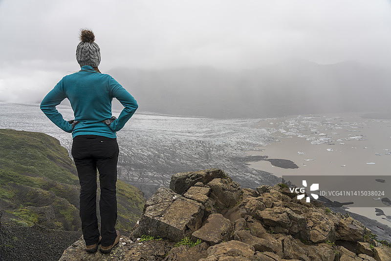 瓦特纳冰川国家公园斯卡夫塔费德冰川的女子图片素材