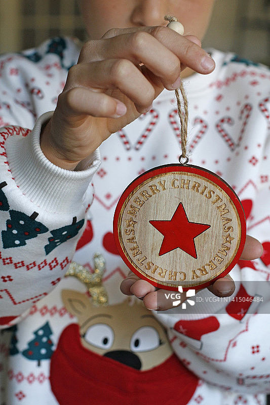 男孩拿着圣诞纪念品图片素材