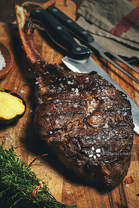 烤斧头牛排配土豆图片素材