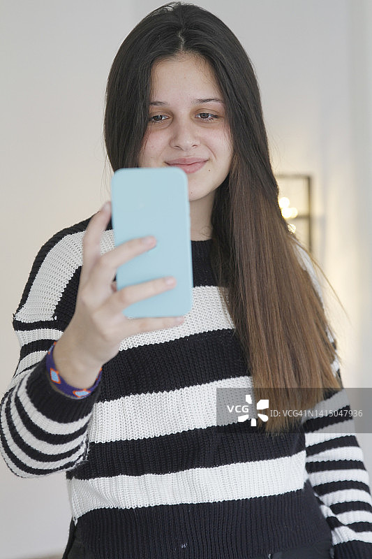 自拍的年轻微笑女子图片素材