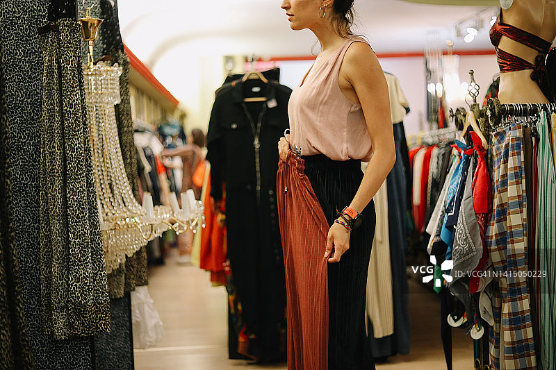 在复古商店试穿衣服图片素材