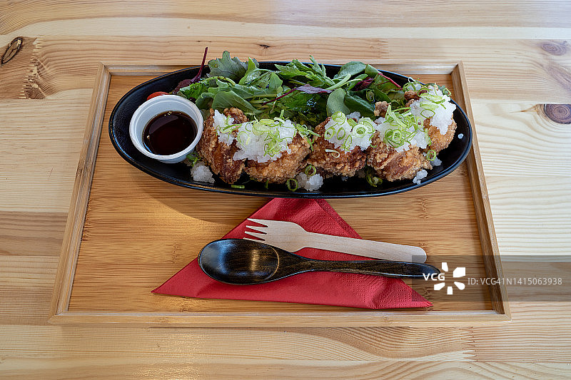 日式炸鸡米饭沙拉图片素材