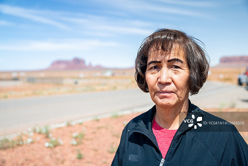 浅景深的纳瓦霍族中年妇女肖像图片素材