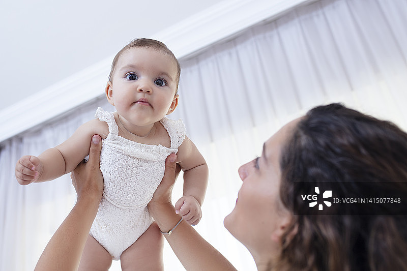 慈爱的妈妈拥抱她可爱的女婴图片素材
