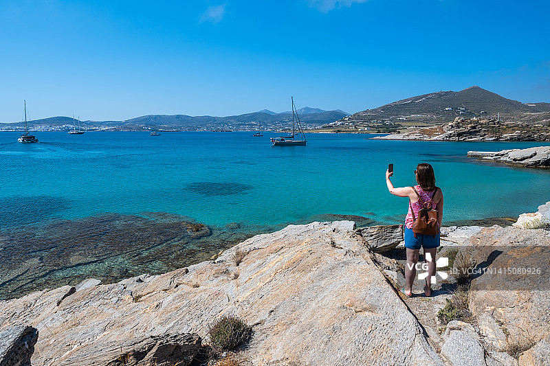 女人在海边岩石上自拍图片素材