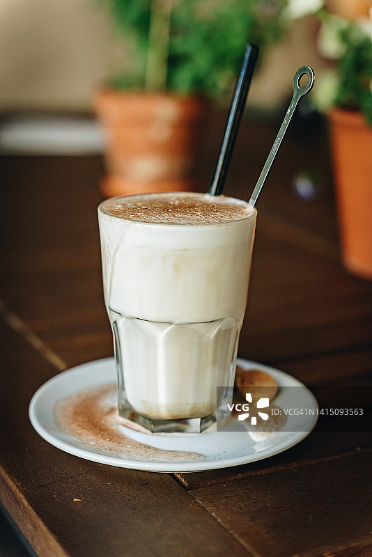 桌子上的玻璃杯拿铁图片素材