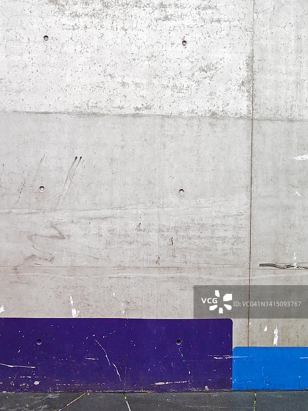 比利时布鲁塞尔混凝土墙面上的蓝调画作图片素材