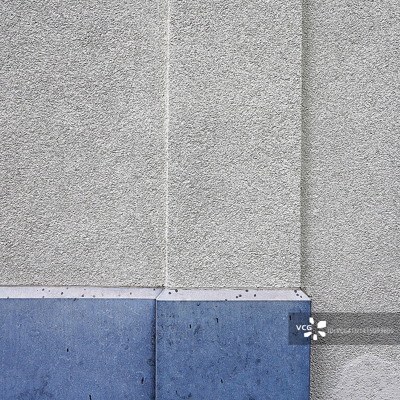 布鲁塞尔的白色油漆混凝土墙和蓝色石头图片素材