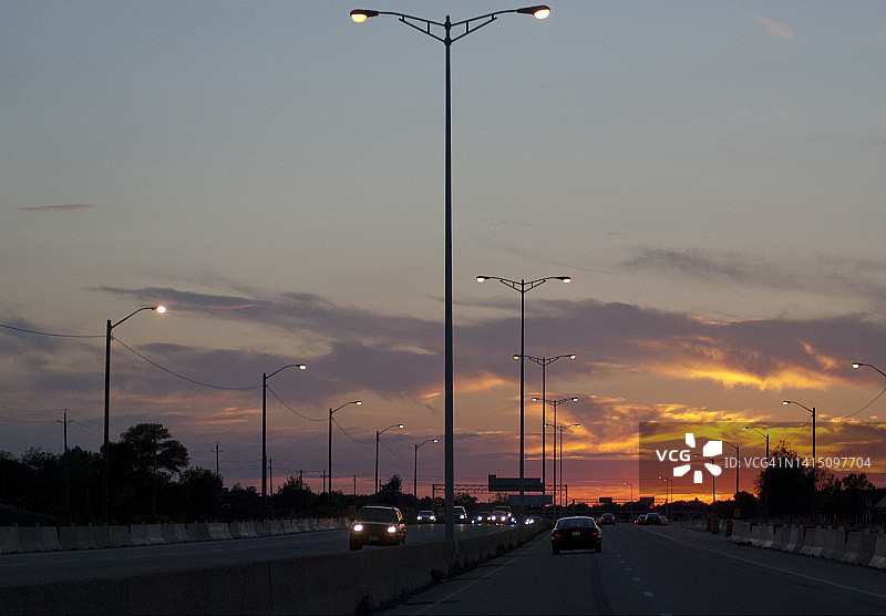 加拿大安大略省QEW高速公路日落景色图片素材