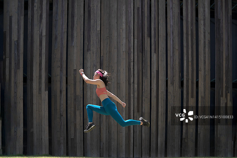 运动中的女性图片素材