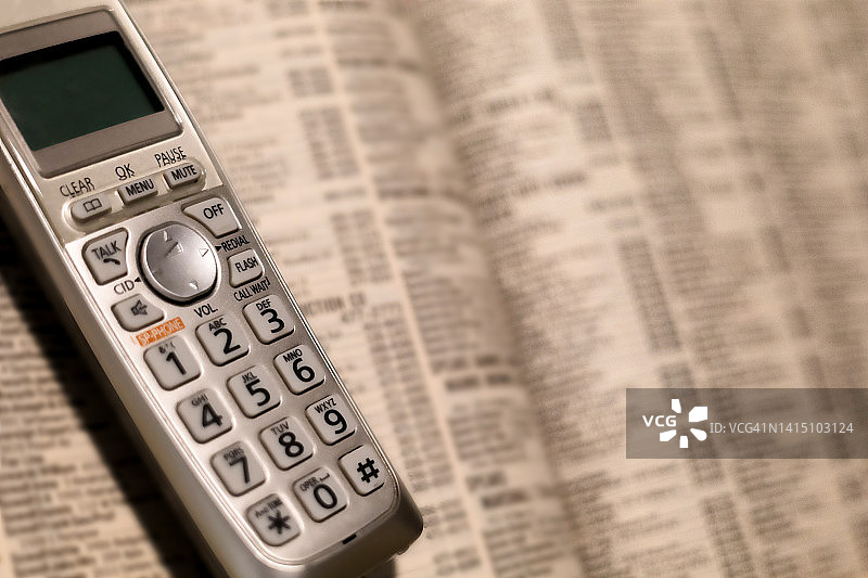 传统无线电话与电话簿图片素材