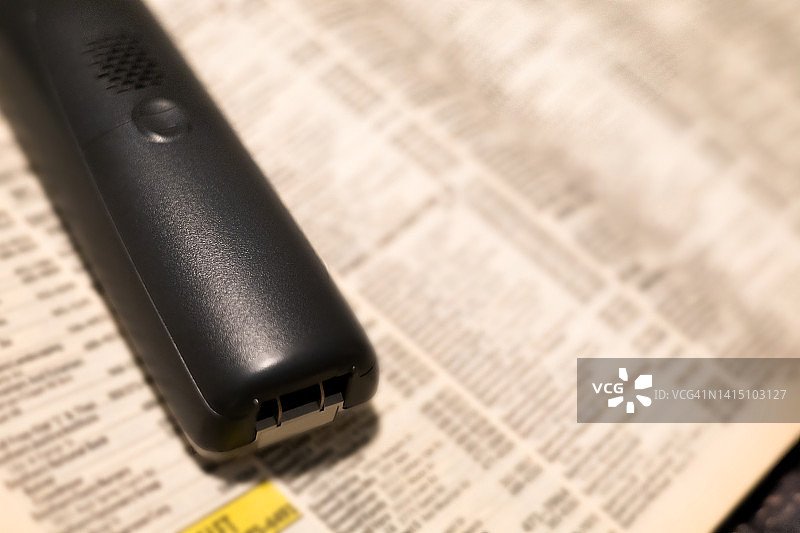 白色电话簿背景中的传统无线电话图片素材