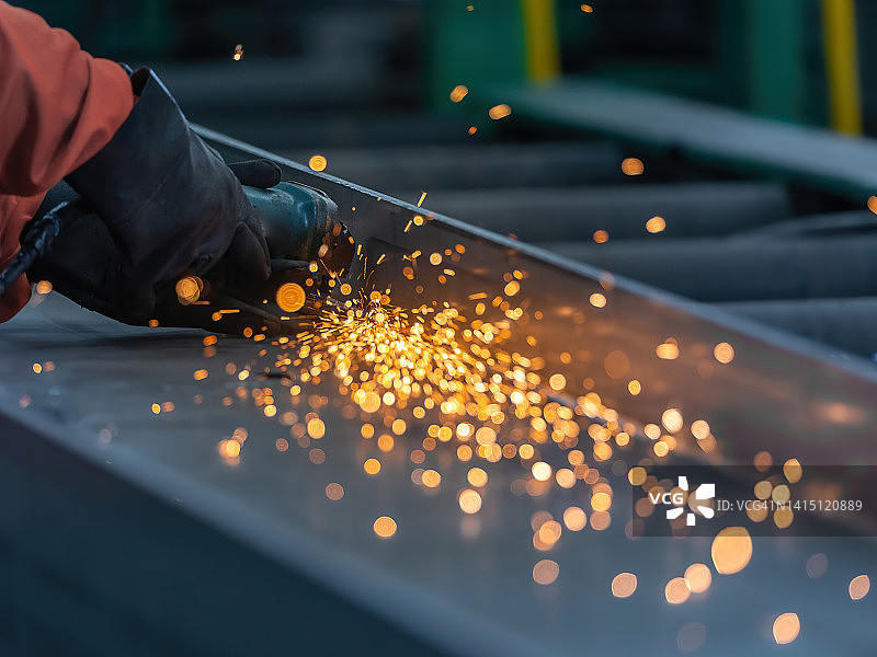 技术人员在制造车间切割钢结构图片素材