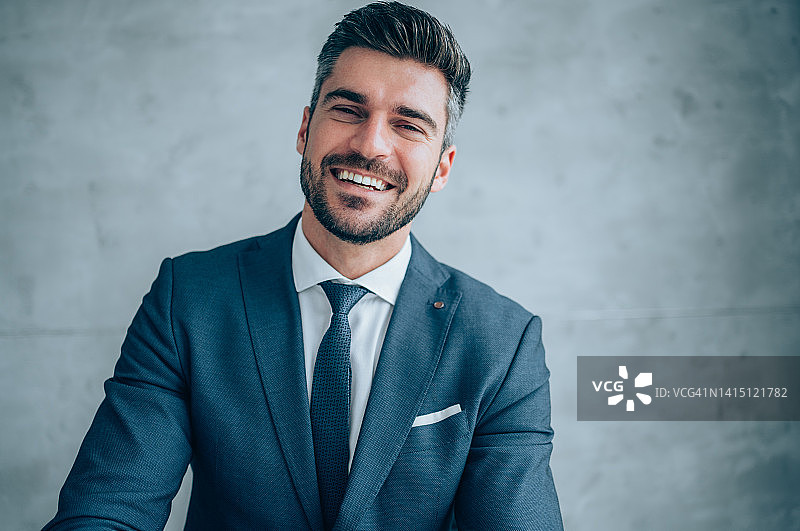 男商人在办公室进行视频通话图片素材