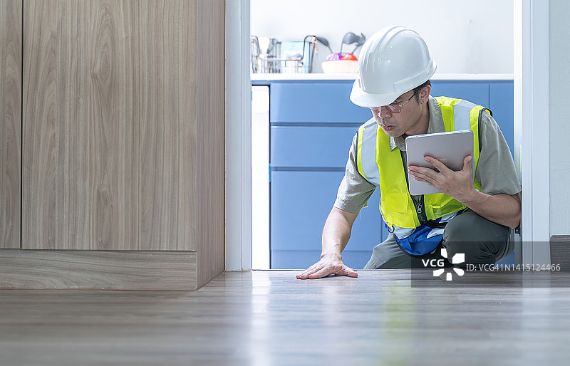 亚洲男工程师检查新建房屋的内部结构图片素材