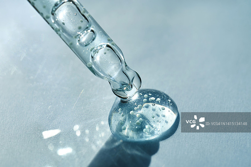 含维生素微胶囊的蓝绿色凝胶滴管图片素材