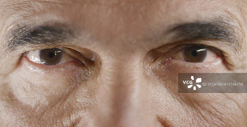 男人看着镜头图片素材