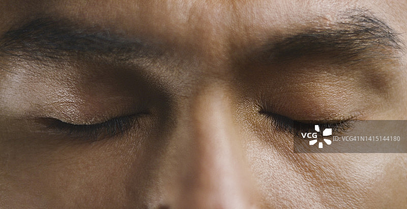 闭着眼睛的男人图片素材