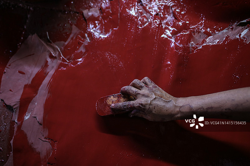 制革厂工人处理皮革图片素材