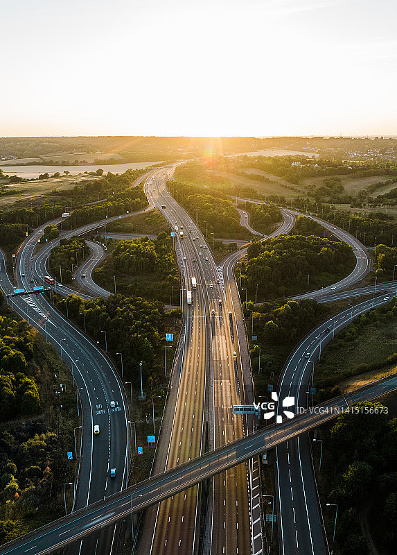 多车道公路交叉口日落鸟瞰图图片素材