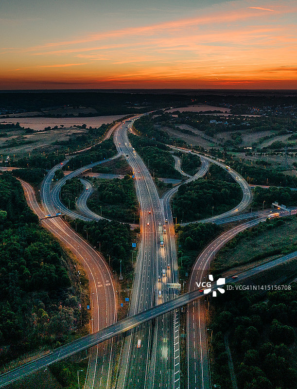 多车道公路交叉口黄昏航拍景观图片素材