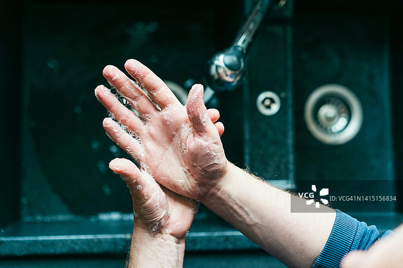 男人用抗菌洗手液洗手图片素材