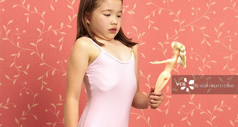 儿童对比自己和娃娃的身体图片素材