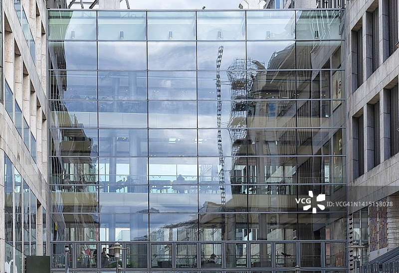 多层建筑透明玻璃墙图片素材