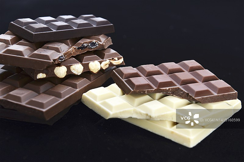 堆叠的不同类型巧克力图片素材