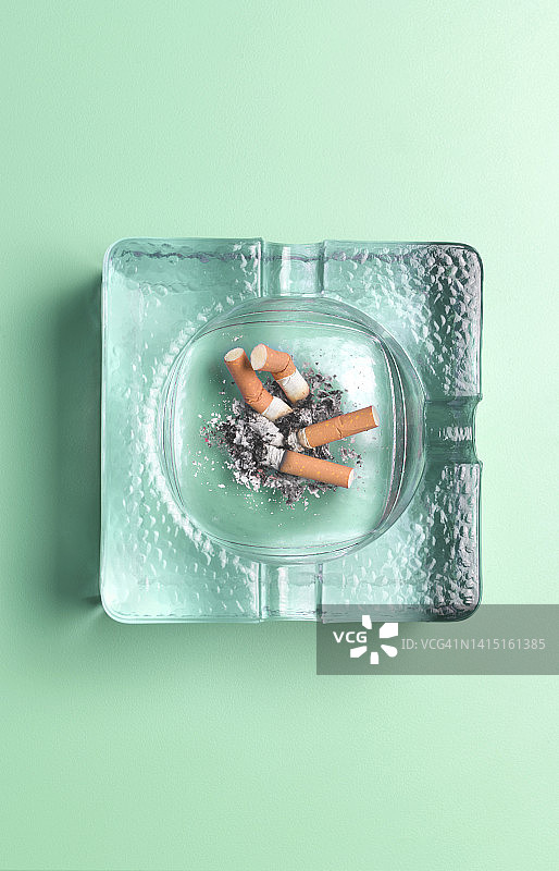 烟灰缸里的烟头：肺癌图片素材