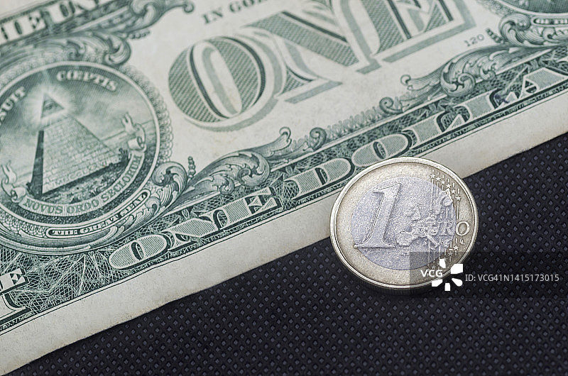 黑色背景上的一欧元和一美元图片素材