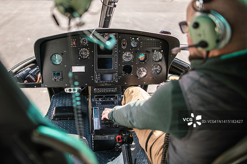 直升机驾驶舱内的飞行员图片素材