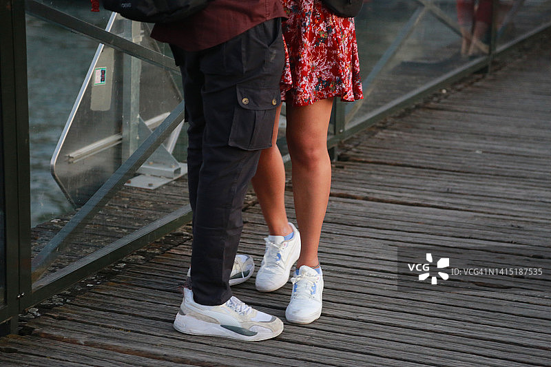 和男友在一起的年轻女子图片素材