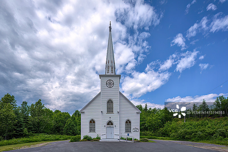 加拿大新斯科舍省布雷顿角岛巴德deck附近卡博特步道沿线的圣安德鲁斯长老会教堂图片素材