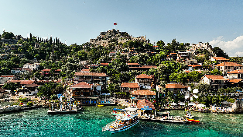 卡莱科伊无人机景观：安塔利亚凯科瓦的乌恰吉兹鸟瞰，凯科瓦岩石陵墓，锡梅纳城堡鸟瞰，热门度假胜地，沉没之城鸟瞰图片素材