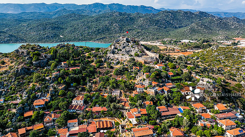 卡莱科伊无人机景观：安塔利亚凯科瓦的乌恰吉兹鸟瞰，凯科瓦岩石陵墓，锡梅纳城堡鸟瞰，热门度假胜地，沉没之城鸟瞰图片素材