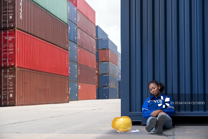 在货运集装箱工作的压力大、心情沮丧的女工人图片素材