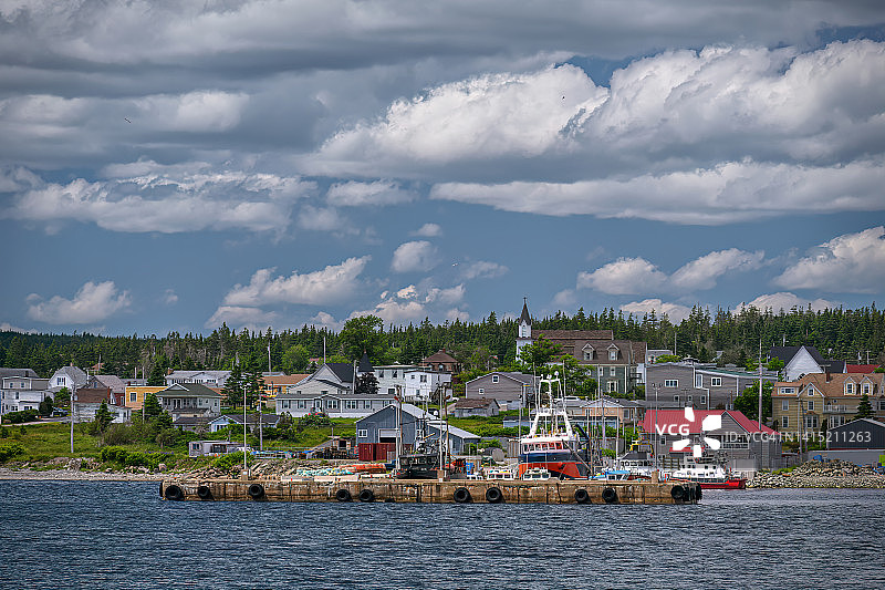 加拿大新斯科舍省路易斯堡历史港口上空的云彩图片素材