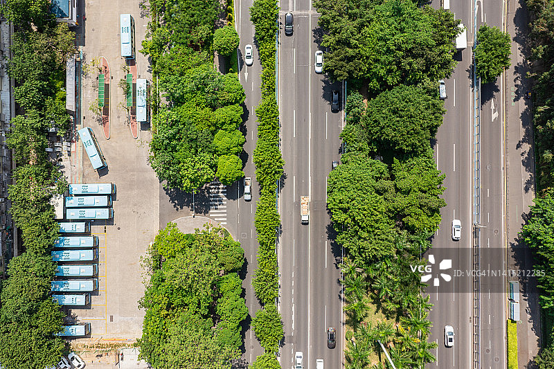 电动巴士停车场鸟瞰图图片素材
