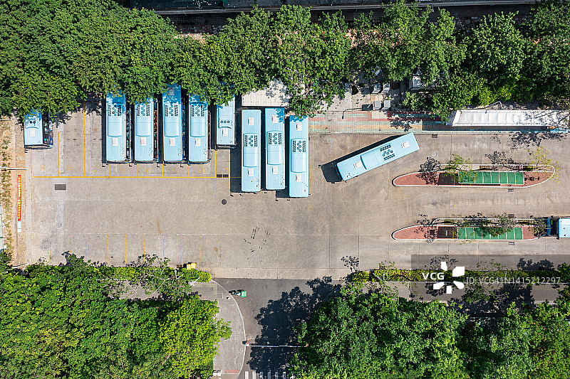 电动巴士停车场鸟瞰图图片素材