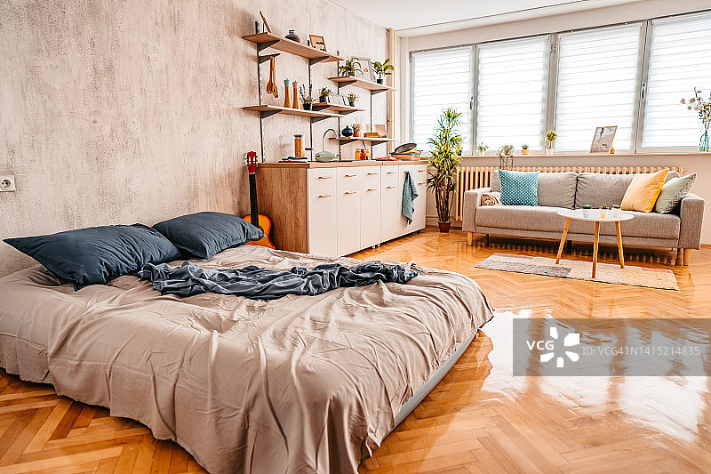 公寓工作室中凌乱的床图片素材