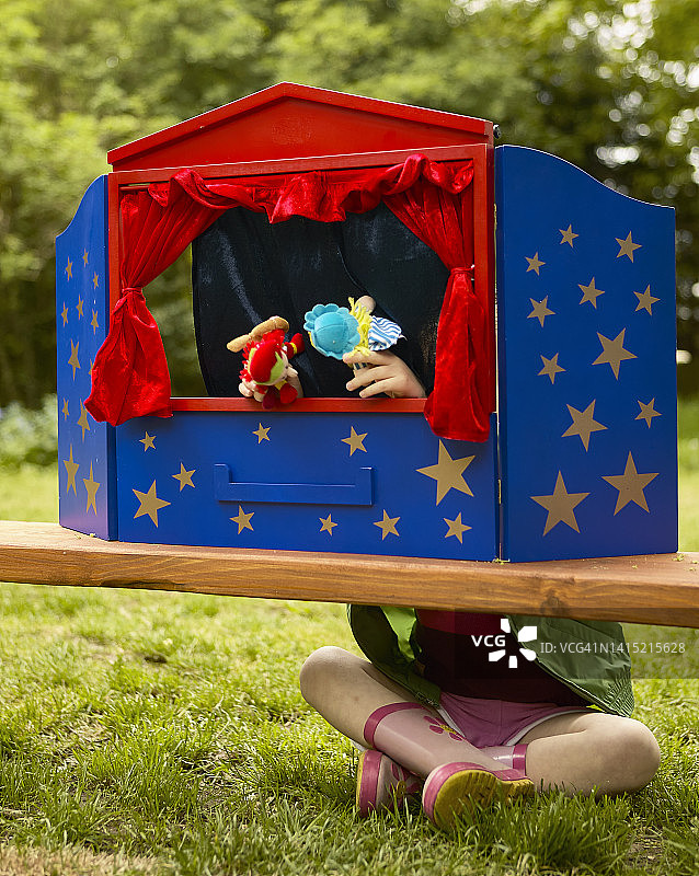 玩偶戏的年轻女孩图片素材