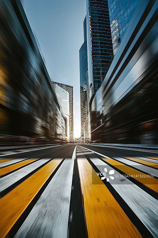 危险驾驶：高速通过人行横道图片素材