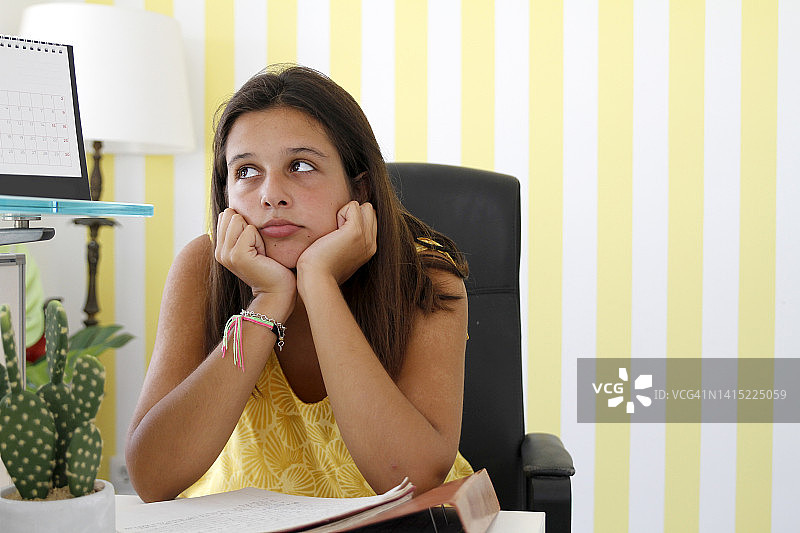 无聊的少女在学习图片素材