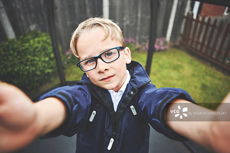 戴眼镜的年轻男孩自拍特写图片素材