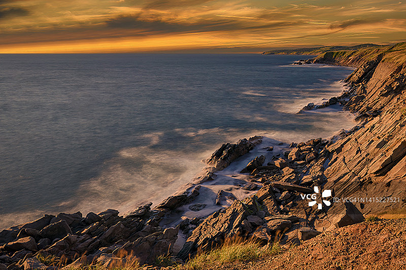 加拿大新斯科舍省卡伯特海峡沿岸悬崖的日落图片素材