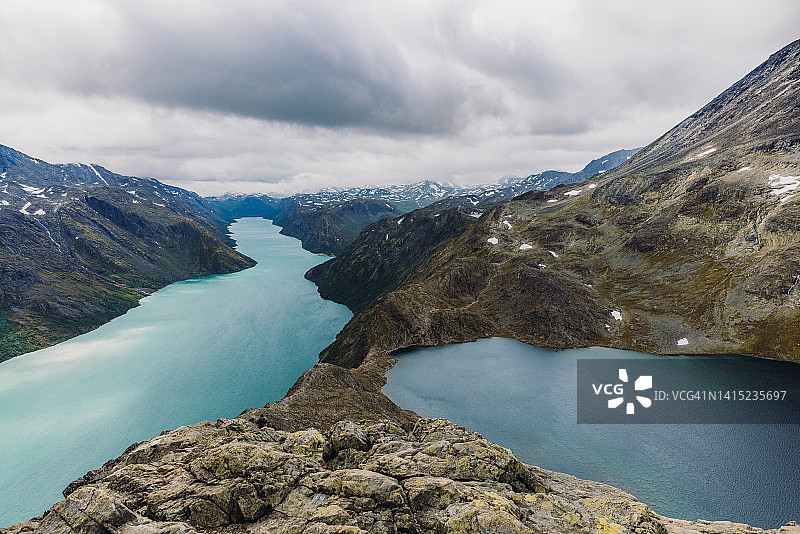 挪威约通黑门国家公园山脊与水晶般蓝色冰川湖泊的壮丽景色图片素材