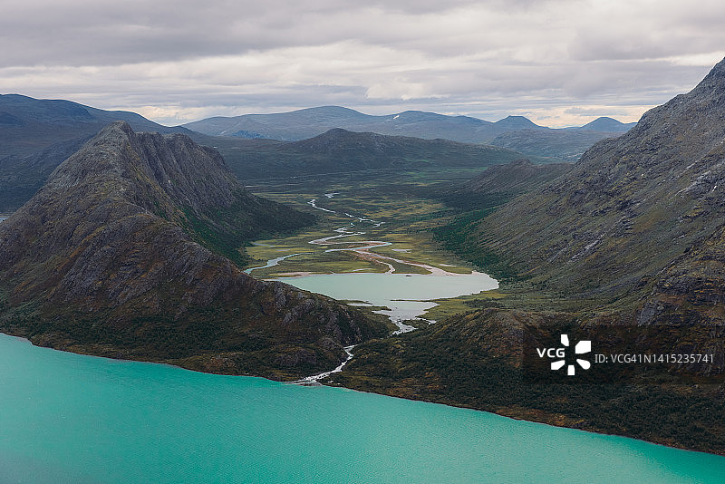 挪威约通黑门国家公园山脊与水晶般蓝色冰川湖泊的壮丽景色图片素材