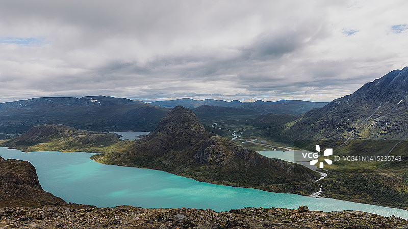 挪威约通黑门国家公园山脊与水晶般蓝色冰川湖泊的壮丽景色图片素材
